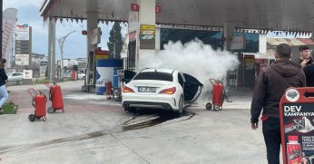 Otomobil benzin istasyonuna daldı, o anlar kameraya yansıdı