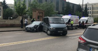 Otomobil park halindeki minibüse çarptı: 3 yaralı