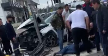 Kırmızı ışıkta geçti: 3 araç birbirine girdi