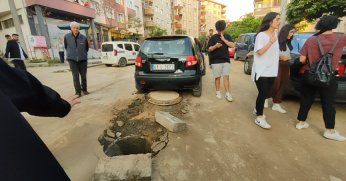 Rögar kapağına takılan otomobilin hava yastıkları patladı: 2 kişi yaralandı