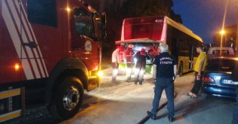 Yolcu otobüsünün motor kısmından yükselen duman korkuttu