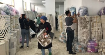 Su basan depoda ıslanan halıları zararına satışa çıkarttı