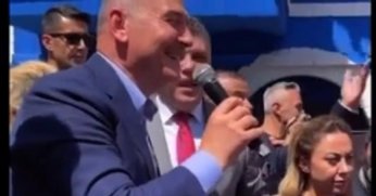  Süleyman Soylu, 'İlle de Roman Olsun' şarkısını söyledi 