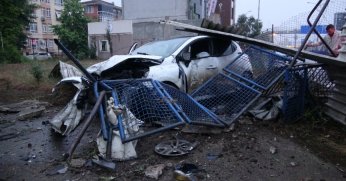 Kayganlaşan yolda kontrolden çıkan otomobil bariyere çarptı: 2 yaralı