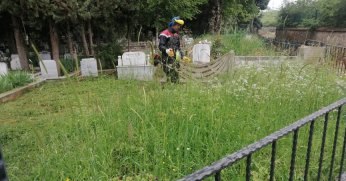 Körfez Mezarlığında yabani ot temizliği başladı