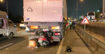 Motosiklet tıra ok gibi saplandı: Motokurye hayatını kaybetti