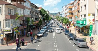 Körfez’de asfaltlanan caddelerin yol çizgileri çekildi
