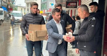 AK Gençlerden işçilere simit ve meyve suyu ikramı