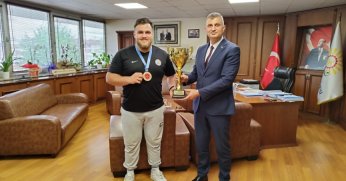 GÖLCÜK'ÜN GURURU AKMAN'DAN BAŞKAN SEZER'E ZİYARET