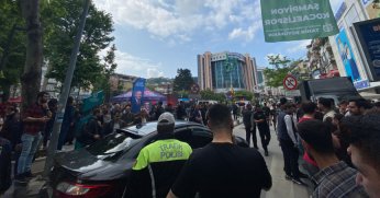 ZAFER İŞARETİ İLE KIŞKIRTTILAR KAVGA BÜYÜDÜ! PARTİLER ARASI STAND SAVAŞLARI SÜRÜYOR