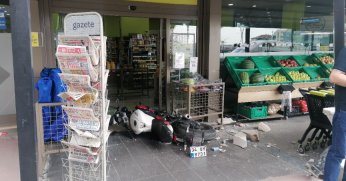 Gebze'de motosiklet alışveriş merkezine daldı