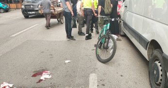 Bisikletlinin çarptığı yaya yaralandı