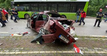 Belediye otobüsü ile çarpışan otomobil paramparça oldu