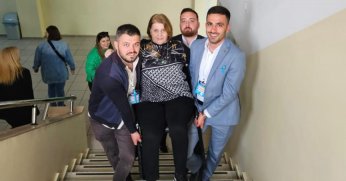 AK PARTİLİ GENÇLER ENGELLİ VATANDAŞLARA YARDIMCI OLUYOR