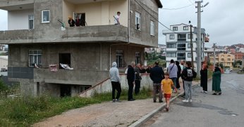 Oy kullanmak için evde tek bırakılan çocuk yangın çıkardı