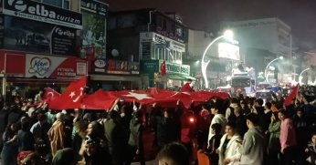 Kocaeli'de seçim kutlaması: Vatandaşlar sokağa akın etti