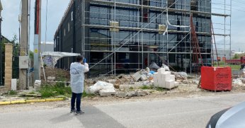 Elektrik akımına kapılan işçi, 3'üncü kattan düşerek ağır yaralandı