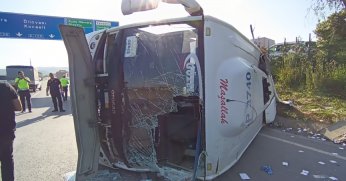 D-100'de işçileri taşıyan midibüs tıra çarptı: 13 yaralı