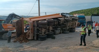 Lastiği patlayan hafriyat kamyonu başka bir araca çarpıp devrildi