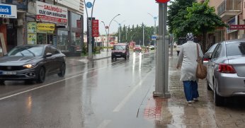 Yağmura yakalanmak istemeyen vatandaşlar hafta sonunu evde geçiriyor