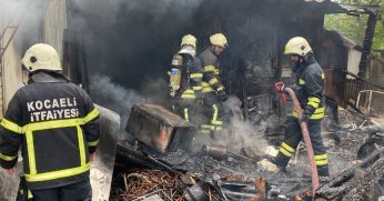 Yaşlı kadının tek başına yaşadığı prefabrik ev alevlere teslim oldu