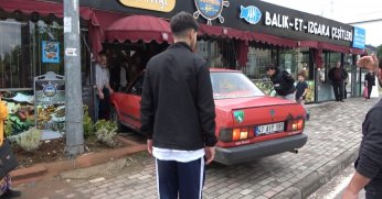 Kontrolden çıkan otomobil balık lokantasına girdi: O anlar kamerada
