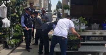 Gebze'de zabıta ekipleri seyyar satıcıları denetliyor