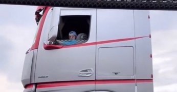  4 yaşındaki Zayn bu kez de tırın çekicisini kullandı