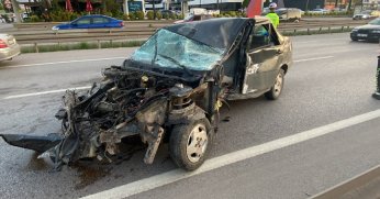 Paramparça olan otomobilden yaralı kurtuldu