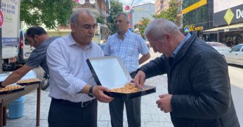 Cumhurbaşkanı Erdoğan'ın zaferini 25 kilo baklava dağıtarak kutladı