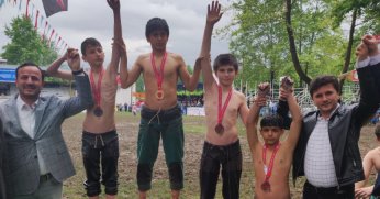 Körfezli minik Çağlar, Akyazı’da kürsüye çıktı