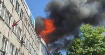 Tadilat yapılan çatı alevlere teslim oldu