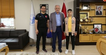 Başkan Aygün, Şampiyon Güreşçiyi Kutladı