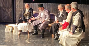 Kültürlerini yaşatmak için 30 amatör oyuncu tiyatro sahneliyor