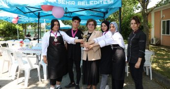 Öğrenciler kendi elleriyle pişirip sattı, gelir depremzedelere bağışladı