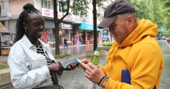 İzmitli Zehra’yı her gören Afrikalı zannediyor