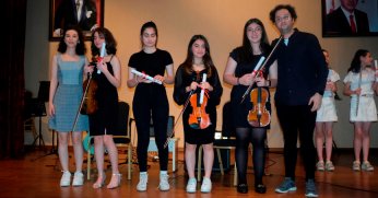 Konservatuvarın mezuniyet sevinci