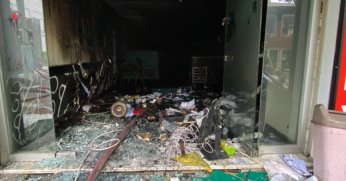 Pizza dükkanı küle döndü, sadaka kutusundaki paralar zarar görmedi