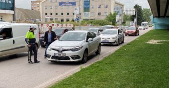 Koşarak karşıya geçen yaya otomobilin aynasına çarpıp yaralandı