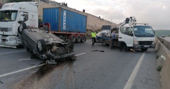 Bariyere çarpıp takla atan otomobil karşı şeride geçti: Sürücünün burnu bile kanamadı