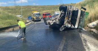 Kontrolden çıkan tır yan yattı: Kimyasal madde yola saçıldı