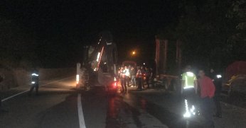 Tır bariyerlere çarptı, taşıdığı iş makineleri uçurumdan metrelerce aşağı uçtu