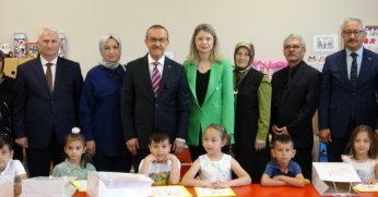 Minikler karnelerini valinin elinden aldı