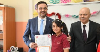 Başkan Özlü Öğrencilerin Karne Heyecanına Ortak Oldu  