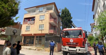 Kocaeli'nde 4 katlı binanın çatısında yangın çıktı