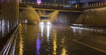 Kocaeli'de etkili olan yağmur caddeleri sular altında bıraktı