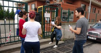 Okulun dışına çıktı, tekrar girmek isteyince 1 dakika geçtiği için sınava alınmadı