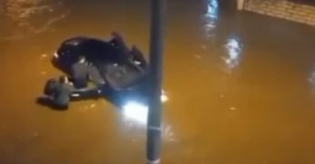 Sokak gölete döndü, suya gömülen otomobili vatandaşlar kurtardı