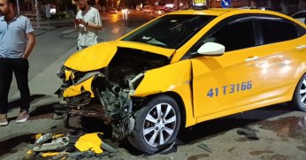 Ticari taksi ile otomobil kavşakta çarpıştı: 1 yaralı
