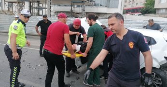 Kazada otomobilde sıkışan iki kız kardeşi itfaiye ekipleri kurtardı